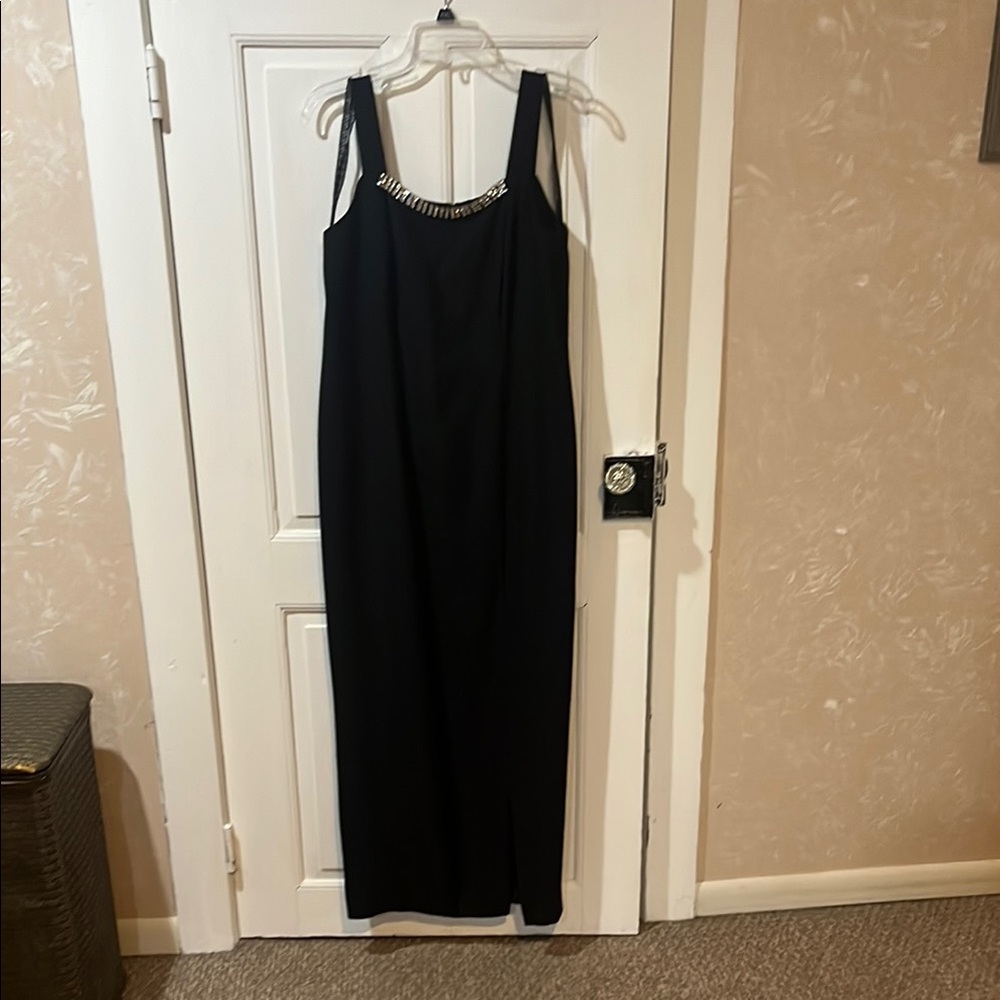 Black Sleeveless Scoop Neck Sheath Maxi Dress